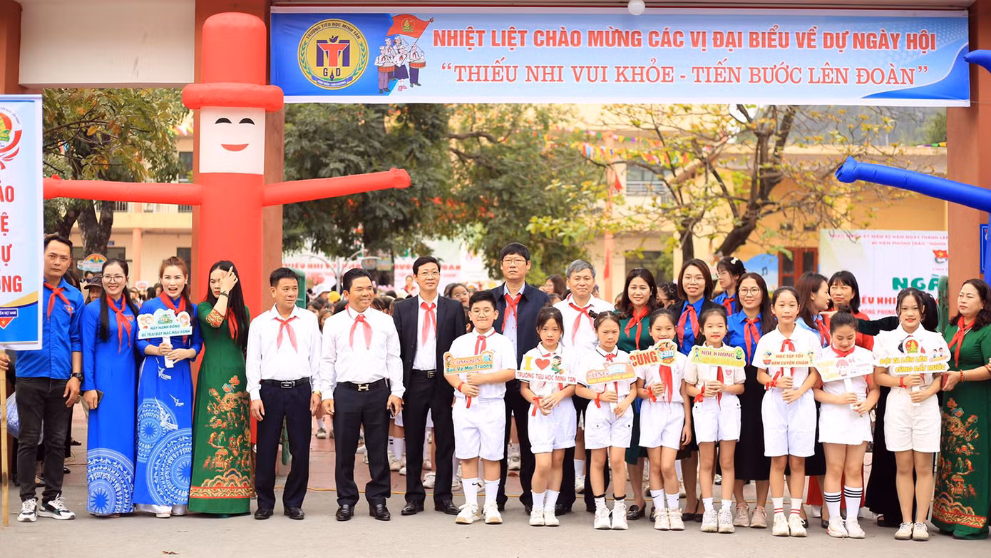 Các đại biểu chụp ảnh lưu niệm với các em thiếu nhi thị xã Kinh Môn.