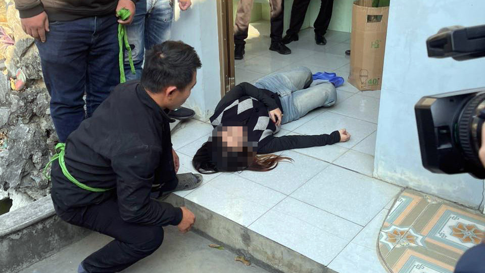 Đối tượng Bùi Trọng Thành mô phỏng lại quá trình gây án, phi tang. Đối tượng Bùi Trọng Thành mô phỏng lại quá trình gây án, phi tang.