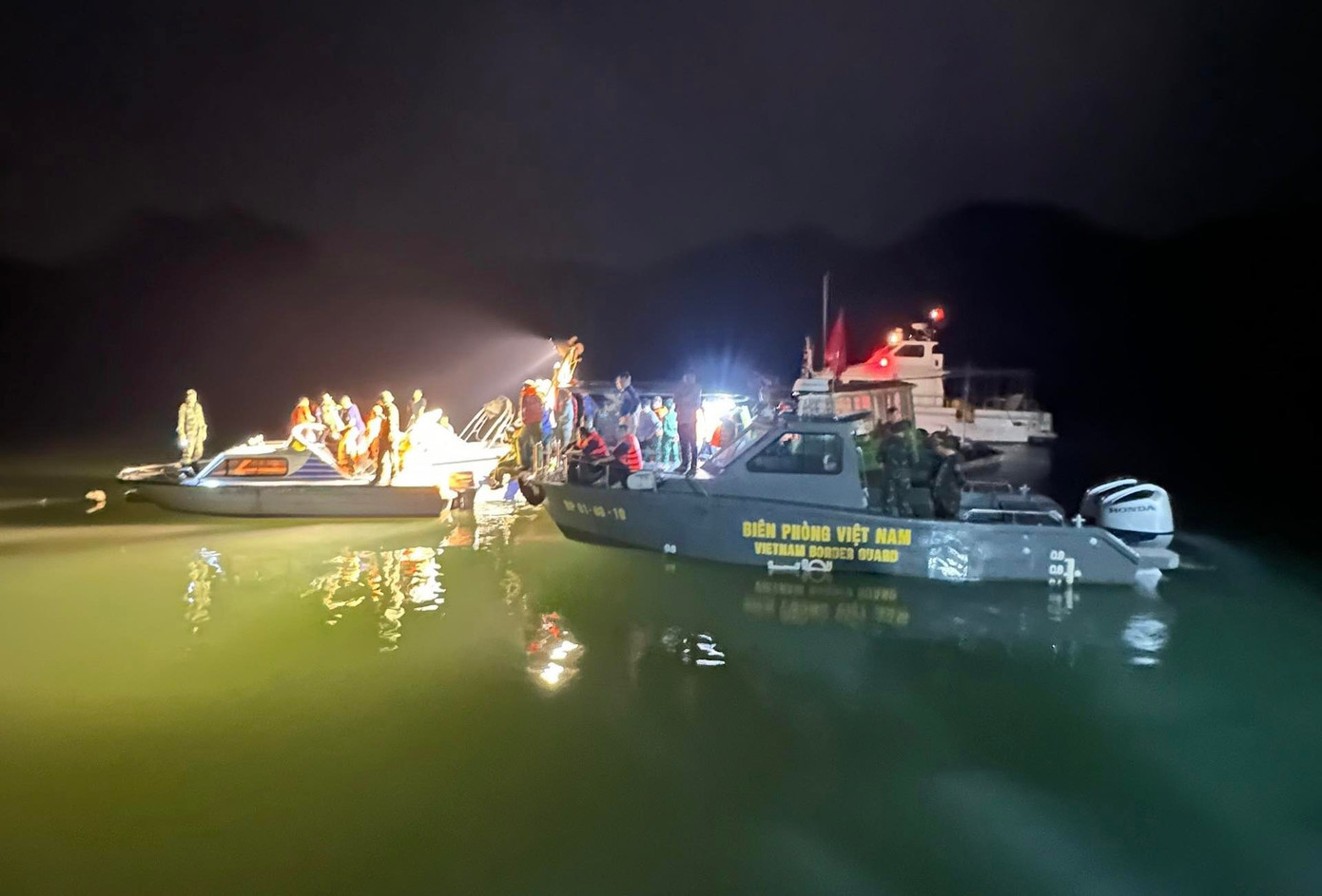 Lực lượng chức năng tìm kiếm các nạn nhân trên biển giáp ranh giữa Hải Phòng và Quảng Ninh.