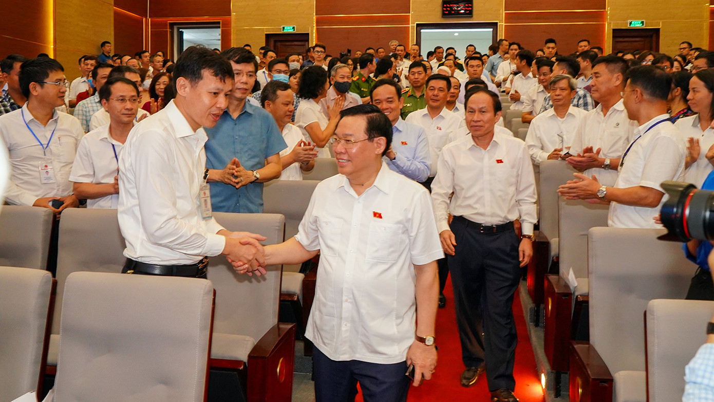 Chủ tịch Quốc hội Vương Đình Huệ tiếp xúc cử tri quận Ngô Quyền, TP Hải Phòng sáng 6/5. Chủ tịch Quốc hội Vương Đình Huệ tiếp xúc cử tri quận Ngô Quyền, TP Hải Phòng sáng 6/5.