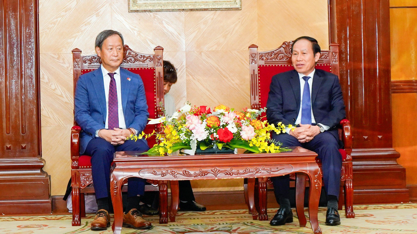 Ông Lê Tiến Châu và ông Yamada Junichi.