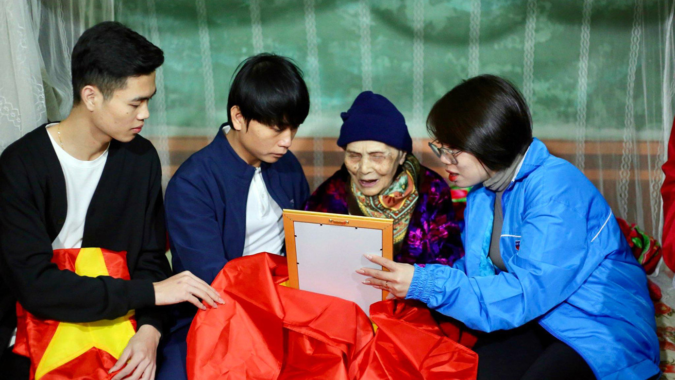 Các bạn trẻ tỉnh Hải Dương thăm, tặng quà, ảnh liệt sĩ được phục dựng màu rõ nét tặng mẹ Việt Nam anh hùng.