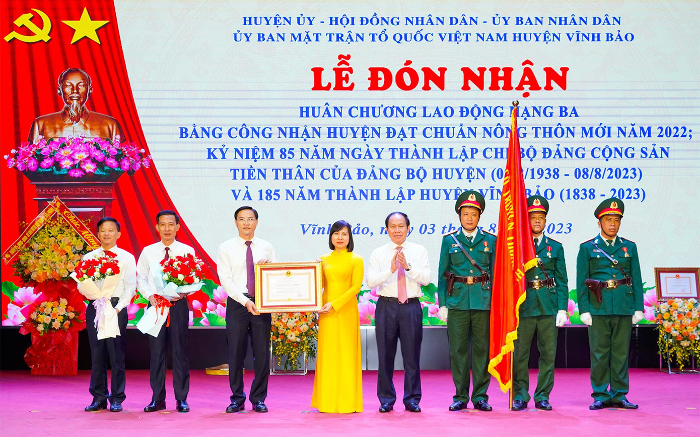 Thừa uỷ quyền của Chủ tịch nước, ông Lê Tiến Châu - Bí thư Thành ủy Hải Phòng trao Huân chương Lao động hạng Ba tặng huyện Vĩnh Bảo.