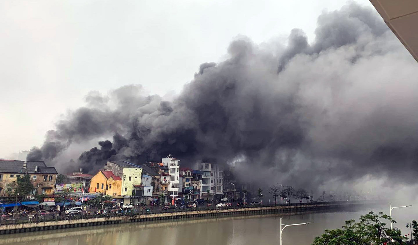 Vụ hỏa hoạn xảy ra giờ cao điểm họp chợ sáng sớm khiến tuyến phố Tam Bạc ùn ứ.
