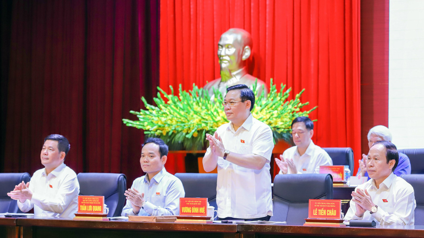 Chủ tịch Quốc hội Vương Đình Huệ tại buổi tiếp xúc cử tri quận Ngô Quyền (TP Hải Phòng). Chủ tịch Quốc hội Vương Đình Huệ tại buổi tiếp xúc cử tri quận Ngô Quyền (TP Hải Phòng).