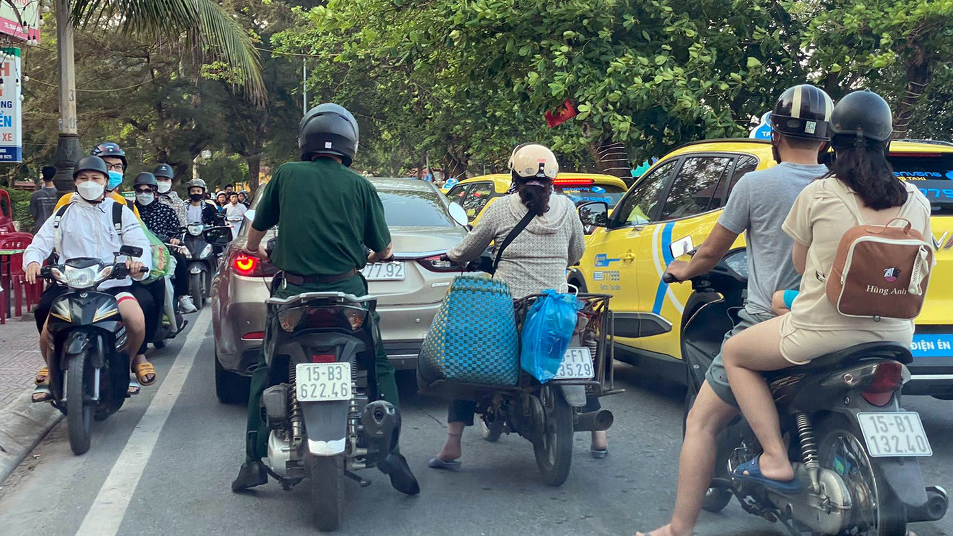 Đặc biệt giờ cao điểm buổi chiều, các tuyến đường ở bán đảo Đồ Sơn luôn kẹt cứng phương tiện. Nhiều người dân và du khách buộc phải di chuyển ngược chiều, lên vỉa hè để tránh ùn ứ. Quận Đồ Sơn cũng huy động 100% cán bộ, chiến sĩ cảnh sát hỗ trợ phân luồng phương tiện, tuy nhiên tình trạng ùn ứ vẫn tái diễn do lượng khách du lịch dịp nghỉ lễ tăng cao.