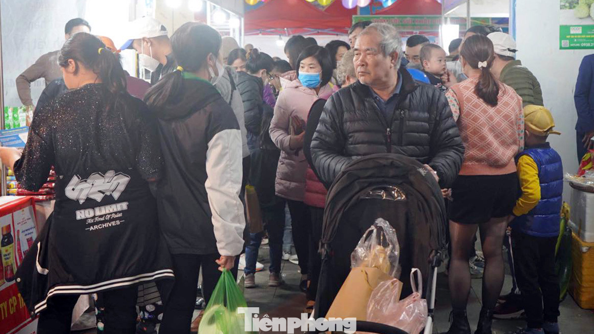 Còn anh Hà Văn Hoàng (công nhân Vsip, huyện Thủy Nguyên) cho biết, ngoài mua sắm đồ tiêu dùng cho gia đình dịp Tết, anh còn tiếp cận được nhiều thông tin quan trọng cho gia đình như: hỗ trợ tìm việc làm, tìm nhà trọ, nhà ở giá rẻ; vay vốn ưu đãi, địa chỉ khám chữa bệnh uy tín và được ưu đãi cho công nhân… Còn anh Hà Văn Hoàng (công nhân Vsip, huyện Thủy Nguyên) cho biết, ngoài mua sắm đồ tiêu dùng cho gia đình dịp Tết, anh còn tiếp cận được nhiều thông tin quan trọng cho gia đình như: hỗ trợ tìm việc làm, tìm nhà trọ, nhà ở giá rẻ; vay vốn ưu đãi, địa chỉ khám chữa bệnh uy tín và được ưu đãi cho công nhân…