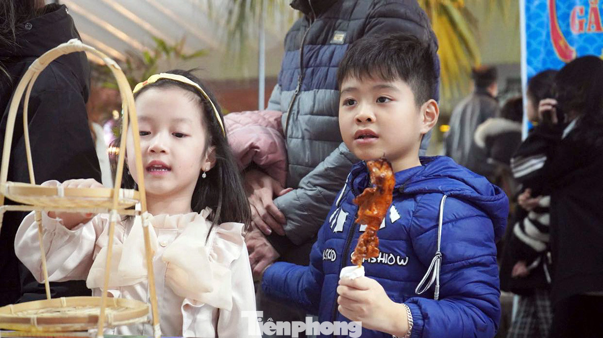 Ban tổ chức chợ Tết cũng chuẩn bị không gian ẩm thực, khu vui chơi giải trí cho trẻ em, thiếu nhi là con em công nhân, người lao động vui xuân. Ban tổ chức chợ Tết cũng chuẩn bị không gian ẩm thực, khu vui chơi giải trí cho trẻ em, thiếu nhi là con em công nhân, người lao động vui xuân.