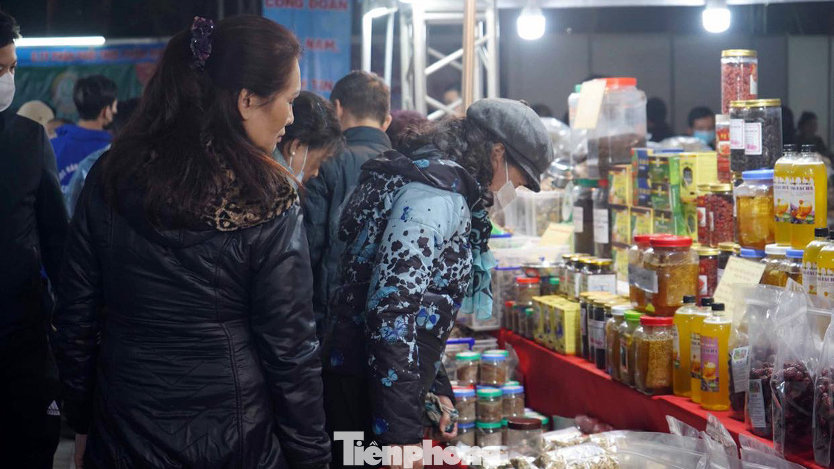 Bà Loan (ở quận Lê Chân) chia sẻ, năm nay thu nhập của các thành viên gia đình bị ảnh hưởng, sụt giảm so với những năm trước nên việc sắm Tết tập trung vào những đồ dùng thiết yếu, thật sự cần thiết. Bà Loan (ở quận Lê Chân) chia sẻ, năm nay thu nhập của các thành viên gia đình bị ảnh hưởng, sụt giảm so với những năm trước nên việc sắm Tết tập trung vào những đồ dùng thiết yếu, thật sự cần thiết.