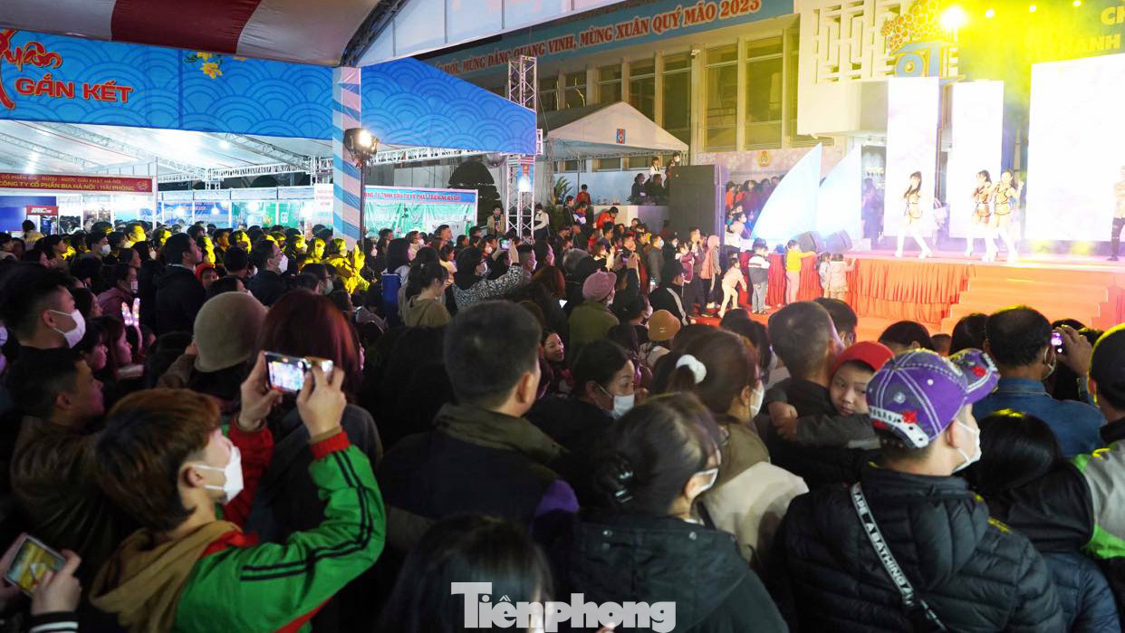 Trong khuôn khổ "chợ Tết Công đoàn", Liên đoàn Lao động TP Hải Phòng cũng tổ chức các buổi văn nghệ, biểu diễn mang không khí Tết phục vụ công nhân, người lao động và người dân tới chợ. Trong khuôn khổ "chợ Tết Công đoàn", Liên đoàn Lao động TP Hải Phòng cũng tổ chức các buổi văn nghệ, biểu diễn mang không khí Tết phục vụ công nhân, người lao động và người dân tới chợ.