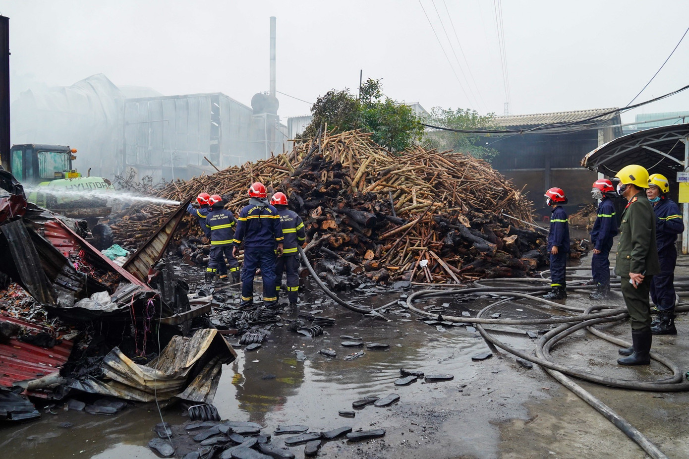 Lực lượng chức năng khống chế, dập tắt ngọn lửa.