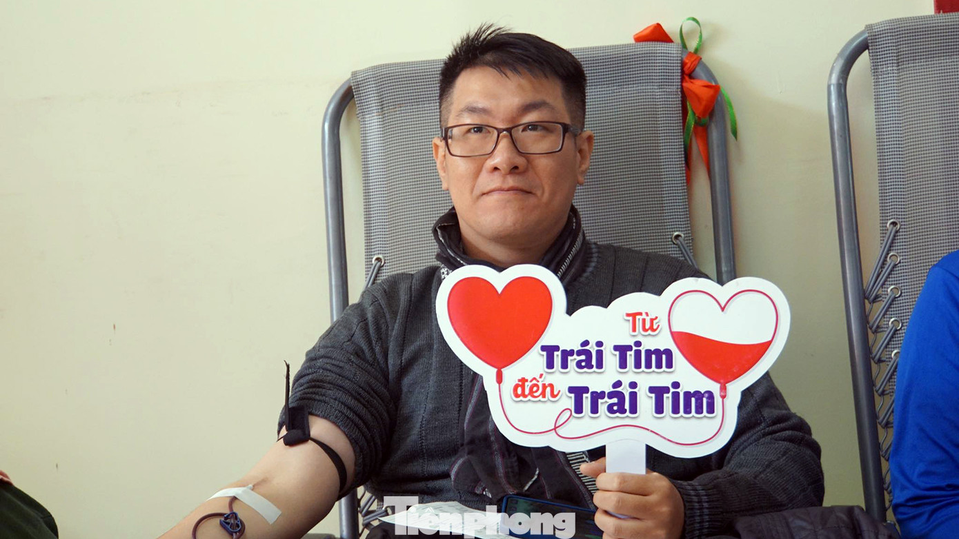 Nam giảng viên Trường Đại học Hàng hải Việt Nam đăng ký hiến máu.