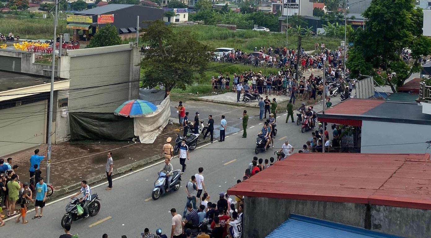 Cảnh sát khám nghiệm thi thể trong bao tải được phát hiện trên vỉa vè khu dân cư tại quận Dương Kinh, TP Hải Phòng. Cảnh sát khám nghiệm thi thể trong bao tải được phát hiện trên vỉa vè khu dân cư tại quận Dương Kinh, TP Hải Phòng.