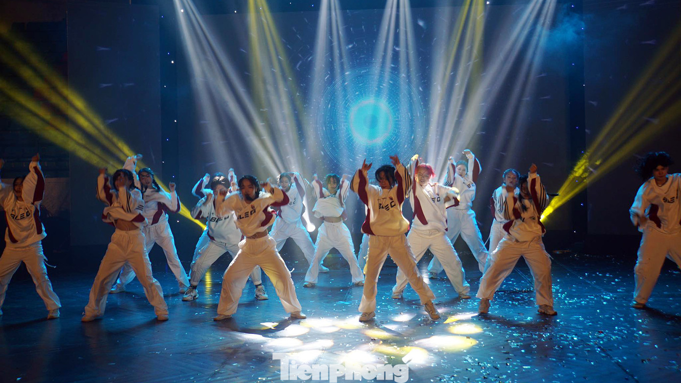 Nhiều tiết mục được dàn dựng công phu, biểu diễn chuyên nghiệp thu hút các bạn trẻ cổ vũ.