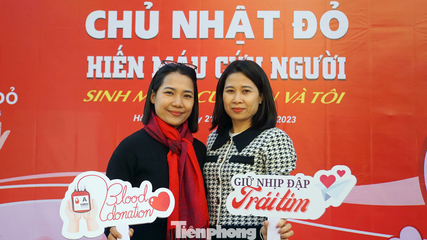 Hai nữ cán bộ Trường Đại học Hàng hải Việt Nam chụp ảnh lưu niệm sau khi hiến máu tình nguyện.