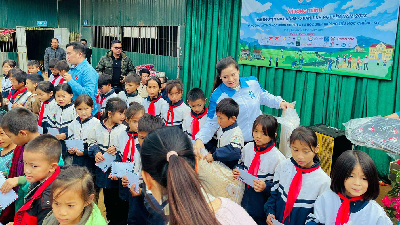 Những ngày cuối năm (20-23/12/2023), Thành Đoàn Hải Phòng tổ chức chương trình "Tình nguyện mùa Đông năm 2023 - Xuân tình nguyện năm 2024" tại tỉnh Điện Biên nhân dịp chào mừng Đại hội Hội LHTN Việt Nam các cấp, nhiệm kỳ 2024-2029, hướng tới Kỷ niệm 70 năm Chiến thắng Điện Biên Phủ (1954-2024).