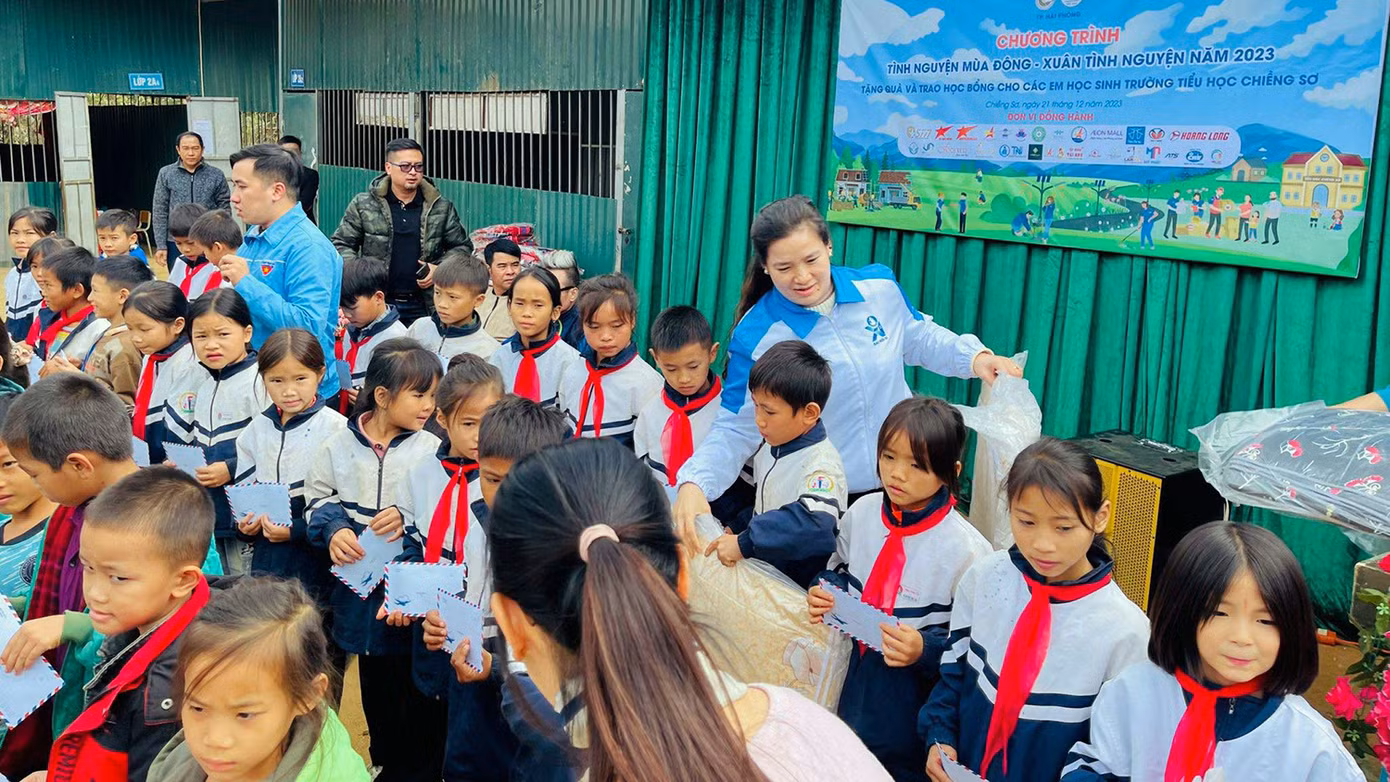 Những ngày cuối năm (20-23/12/2023), Thành Đoàn Hải Phòng tổ chức chương trình "Tình nguyện mùa Đông năm 2023 - Xuân tình nguyện năm 2024" tại tỉnh Điện Biên nhân dịp chào mừng Đại hội Hội LHTN Việt Nam các cấp, nhiệm kỳ 2024-2029, hướng tới Kỷ niệm 70 năm Chiến thắng Điện Biên Phủ (1954-2024).