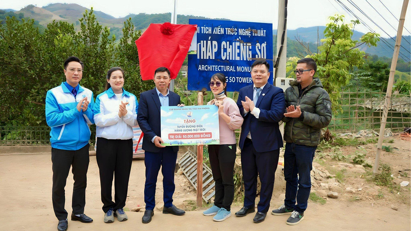 Dịp này, Thành Đoàn Hải Phòng cũng tặng công trình thanh niên "Tuyến đường thắp sáng đường quê" - tuyến đường điện năng lượng mặt trời (trị giá 50 triệu đồng); tặng kinh phí xây 3 ngôi nhà nhân ái cho gia đình chính sách và thăm tặng quà cho một số gia đình đồng bào dân tộc thiểu số có hoàn cảnh đặc biệt khó khăn trên các bản, xã.