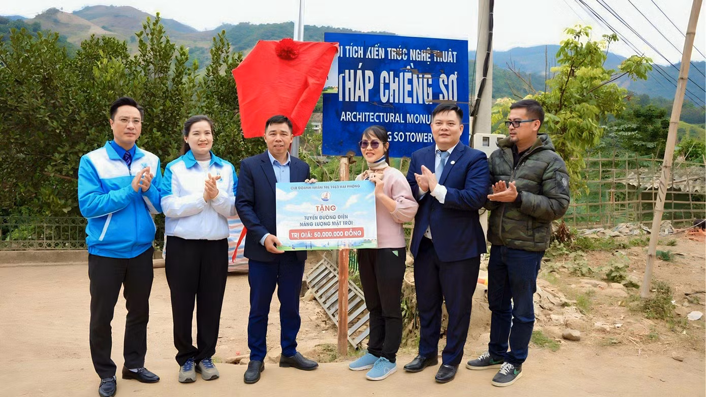 Dịp này, Thành Đoàn Hải Phòng cũng tặng công trình thanh niên "Tuyến đường thắp sáng đường quê" - tuyến đường điện năng lượng mặt trời (trị giá 50 triệu đồng); tặng kinh phí xây 3 ngôi nhà nhân ái cho gia đình chính sách và thăm tặng quà cho một số gia đình đồng bào dân tộc thiểu số có hoàn cảnh đặc biệt khó khăn trên các bản, xã.