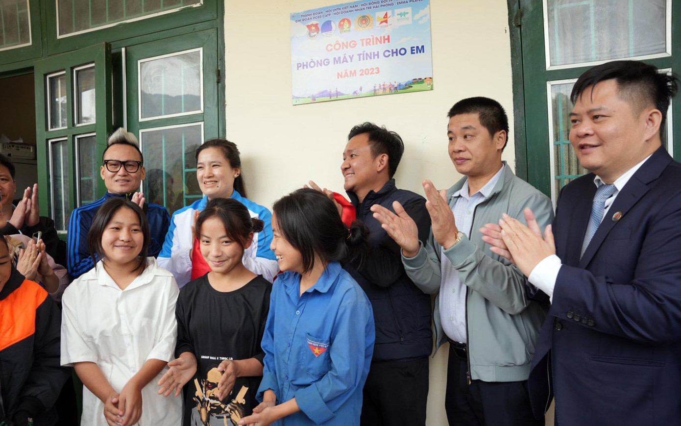 Tại Trường PTDT THCS Chiềng Sơ (huyện Điện Biên Đông, tỉnh Điện Biên), các Thành Đoàn Hải Phòng tổ chức khánh thành và trao tặng phòng máy tính cho các em học sinh.