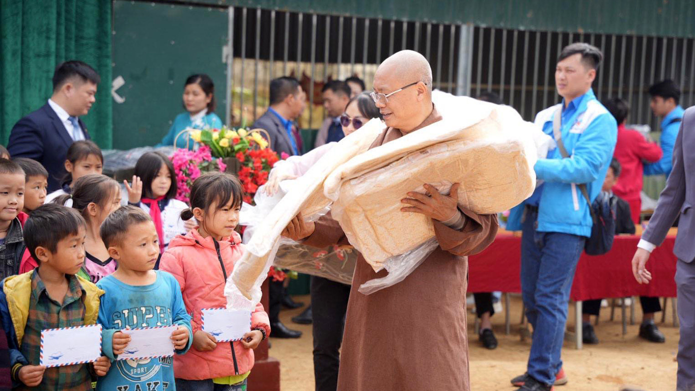 Chương trình tình nguyện cũng tổ chức tặng 130 chăn ấm, 3 tủ thuốc và 100 lọ dầu gió cho người dân có hoàn cảnh khó khăn tại các bản, xã nghèo thuộc huyện Điện Biên Đông.