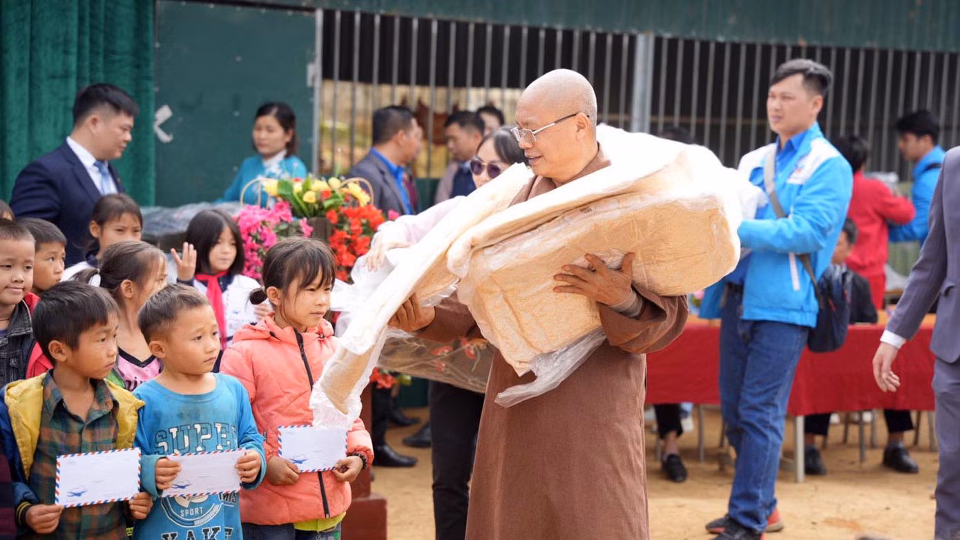 Chương trình tình nguyện cũng tổ chức tặng 130 chăn ấm, 3 tủ thuốc và 100 lọ dầu gió cho người dân có hoàn cảnh khó khăn tại các bản, xã nghèo thuộc huyện Điện Biên Đông.