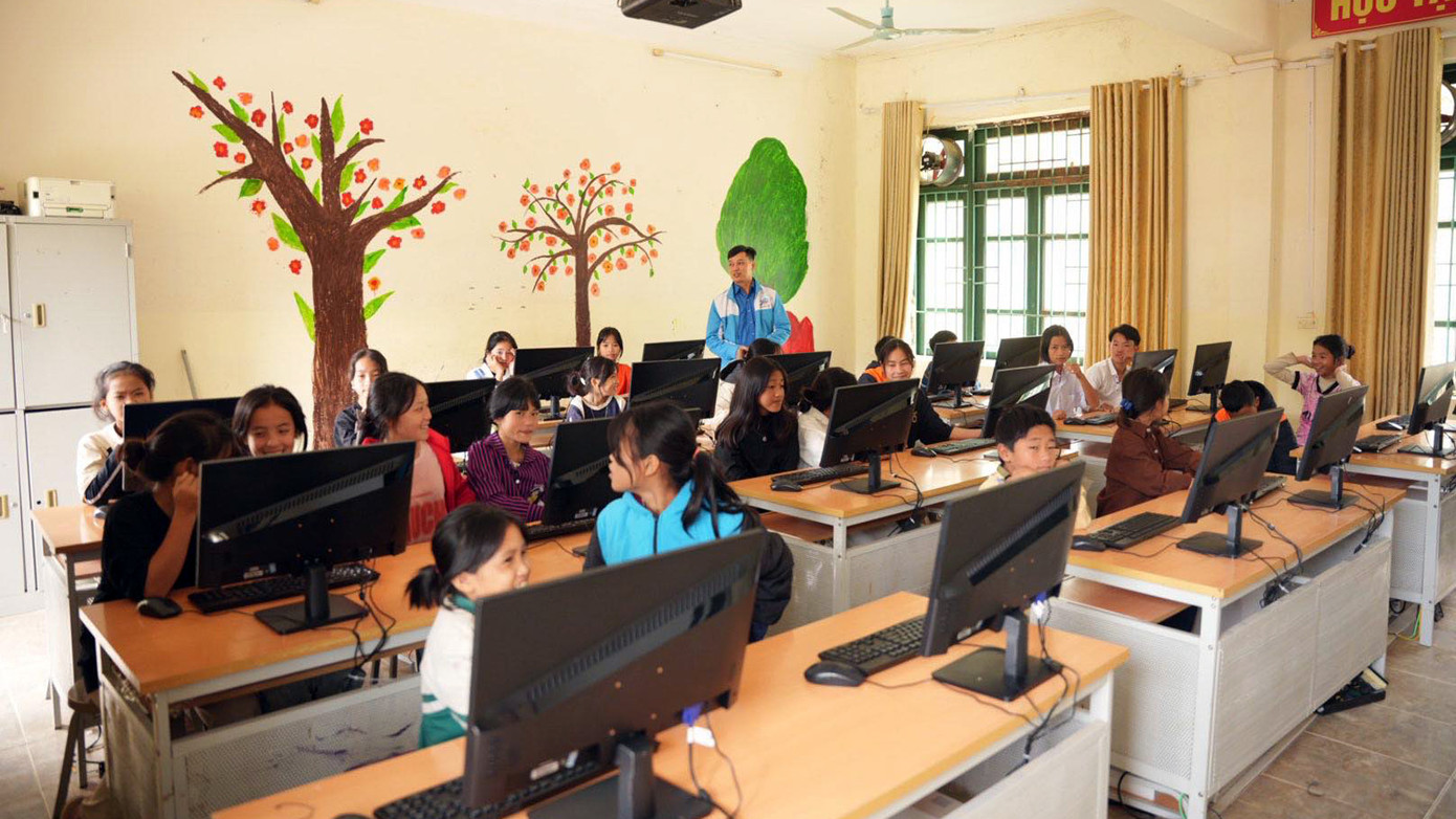 Các em học sinh tại xã Chiềng Sơ vui mừng trải nghiệm sử dụng máy tính vừa được trao tặng.