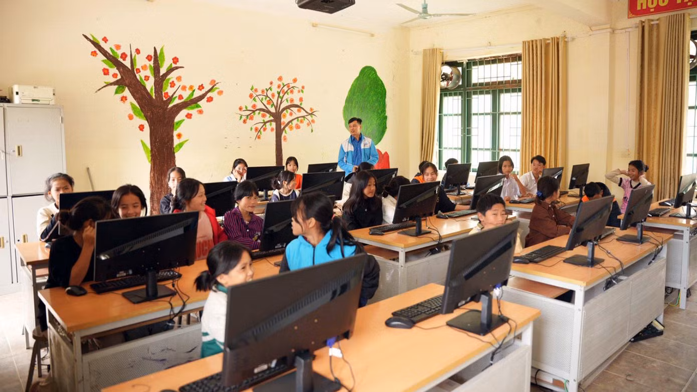Các em học sinh tại xã Chiềng Sơ vui mừng trải nghiệm sử dụng máy tính vừa được trao tặng.