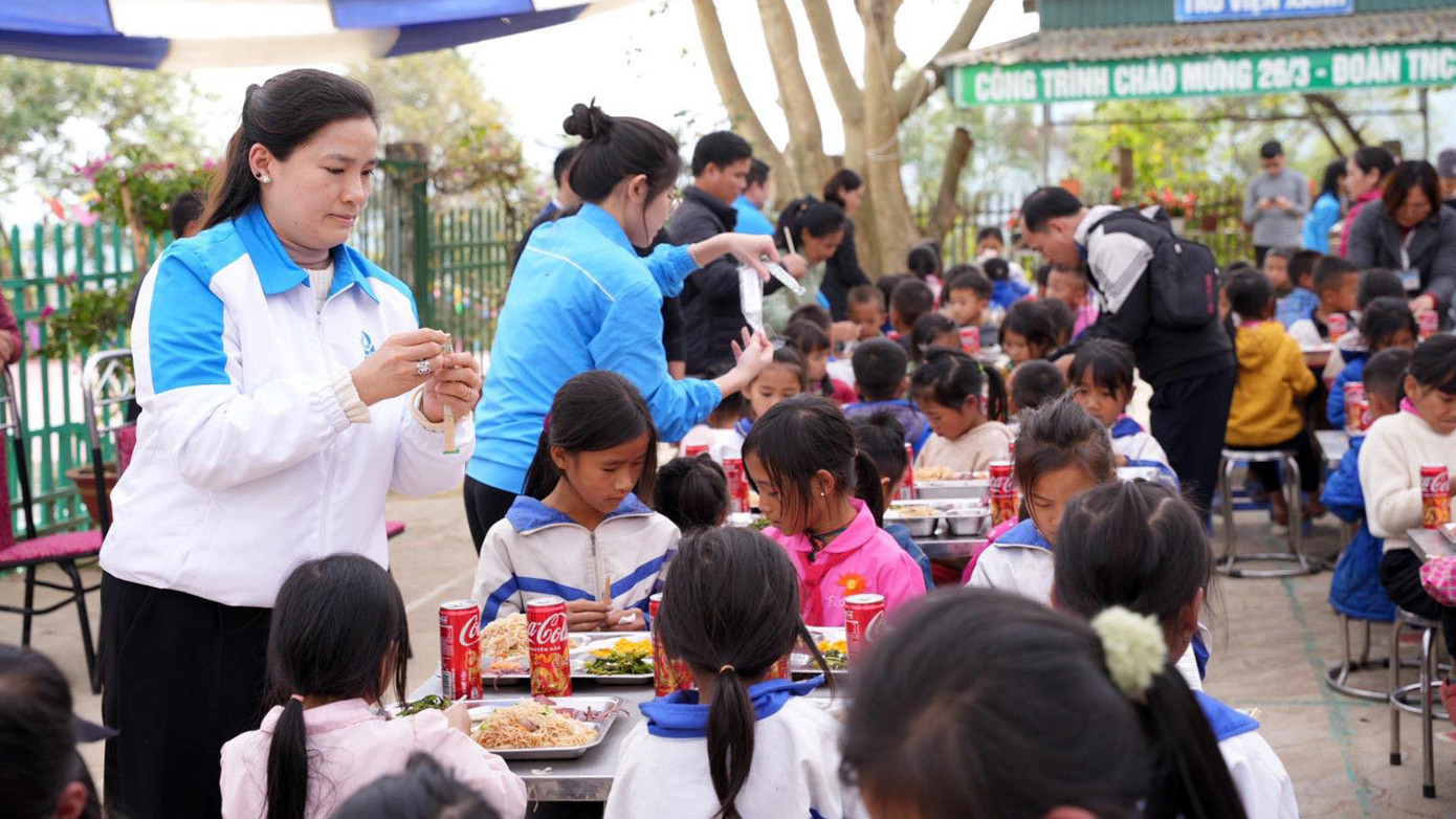 Nằm trong hoạt động chương trình, Thành Đoàn Hải Phòng có buổi trao đổi kinh nghiệm mô hình thực tế về công tác Đoàn và phong trào thanh thiếu nhi với Tỉnh Đoàn Điện Biên. Bên cạnh đó, tổ chức trao tặng công trình, thăm, tặng quà cho các gia đình chính sách có hoàn cảnh khó khăn, hộ nghèo, học sinh tại tỉnh Điện Biên với tổng nguồn lực khoảng 750 triệu đồng.