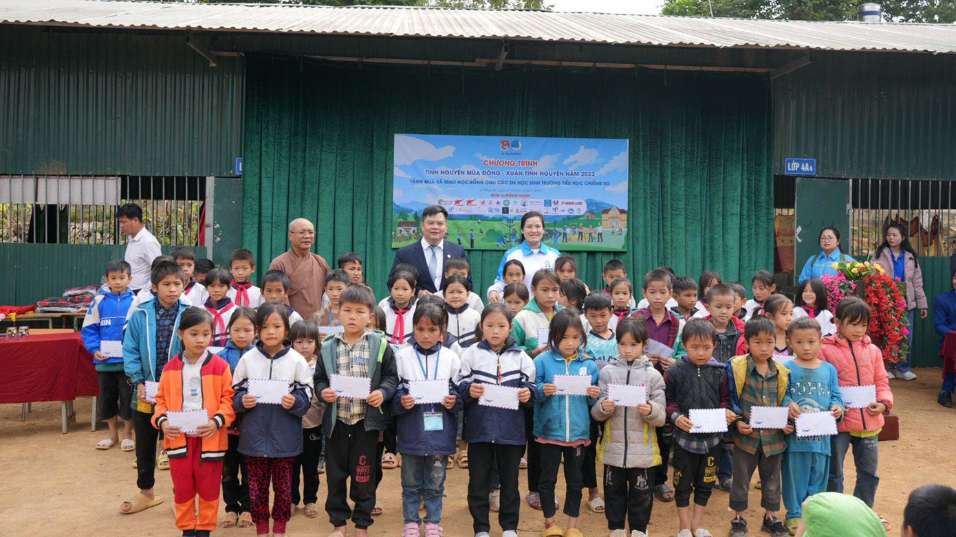 Thành Đoàn Hải Phòng cũng trao tặng 60 suất học bổng (60 triệu đồng) cho học sinh có hoàn cảnh đặc biệt khó khăn.