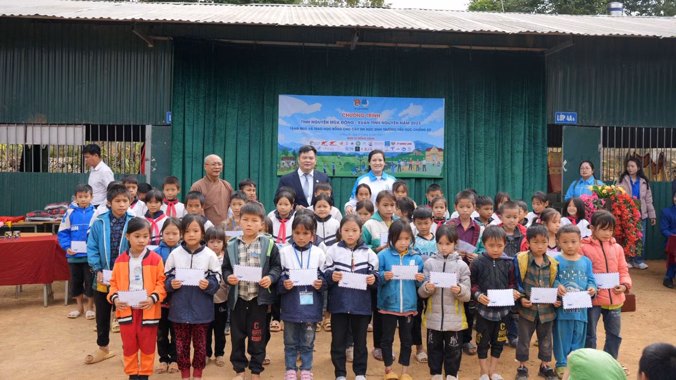 Thành Đoàn Hải Phòng cũng trao tặng 60 suất học bổng (60 triệu đồng) cho học sinh có hoàn cảnh đặc biệt khó khăn.