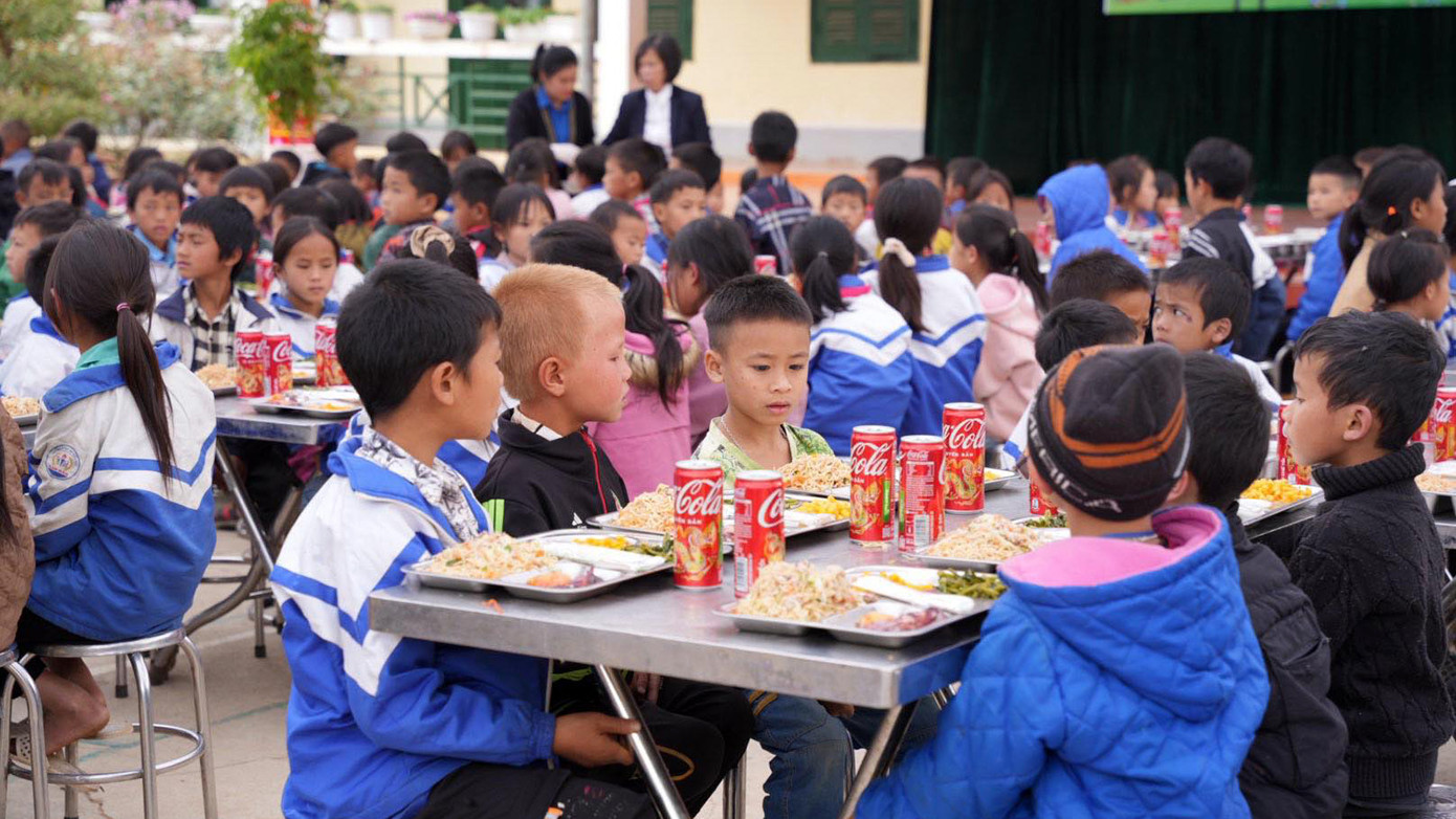 Đoàn công tác Thành Đoàn Hải Phòng chia làm 4 nhóm tình nguyện tại xã Chiềng Sơ và xã Keo Lôm (huyện Điện Biên Đông). Tại Trường PTDT bán trú - Tiểu học Xam Măn, các bạn trẻ đã tổ chức nấu ăn cho các em học sinh.