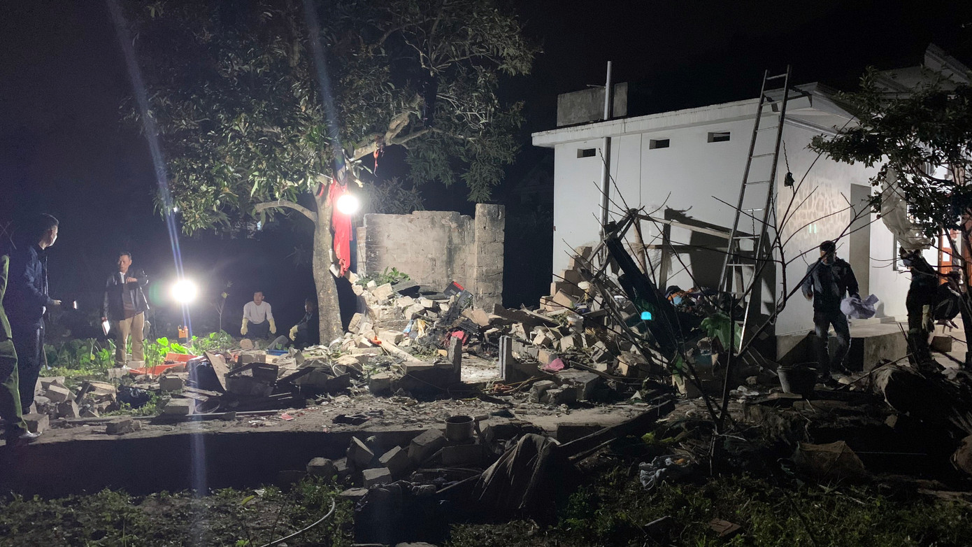 Lực lượng chức năng khám nghiệm hiện trường vụ việc. Lực lượng chức năng khám nghiệm hiện trường vụ việc.