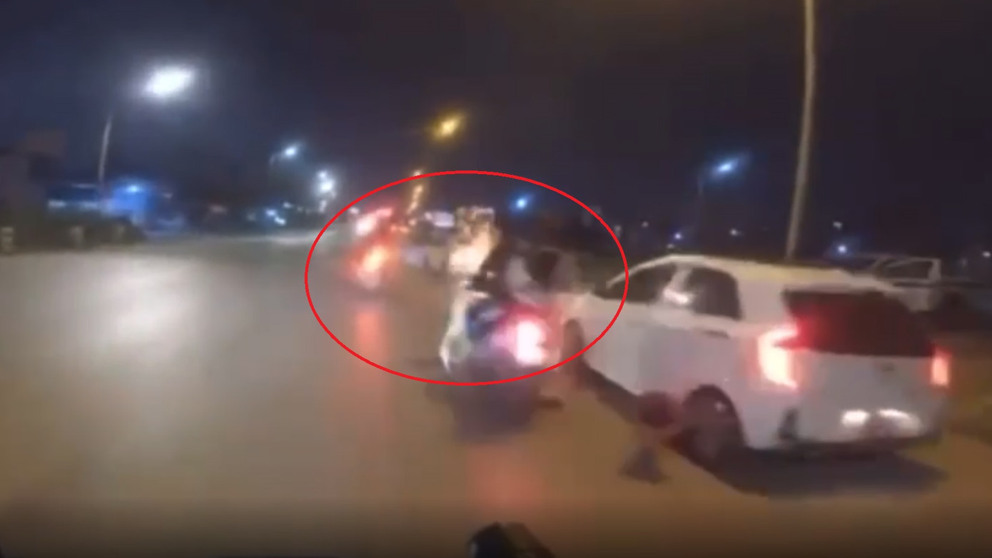 Hình ảnh xe máy tông trúng nam CSGT đang làm nhiệm vụ trên QL37, tỉnh Hải Dương. Hình ảnh xe máy tông trúng nam CSGT đang làm nhiệm vụ trên QL37, tỉnh Hải Dương.