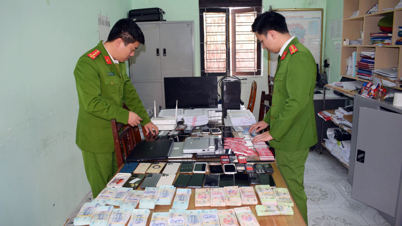 Cảnh sát thu giữ tang vật liên quan vụ án. Cảnh sát thu giữ tang vật liên quan vụ án.