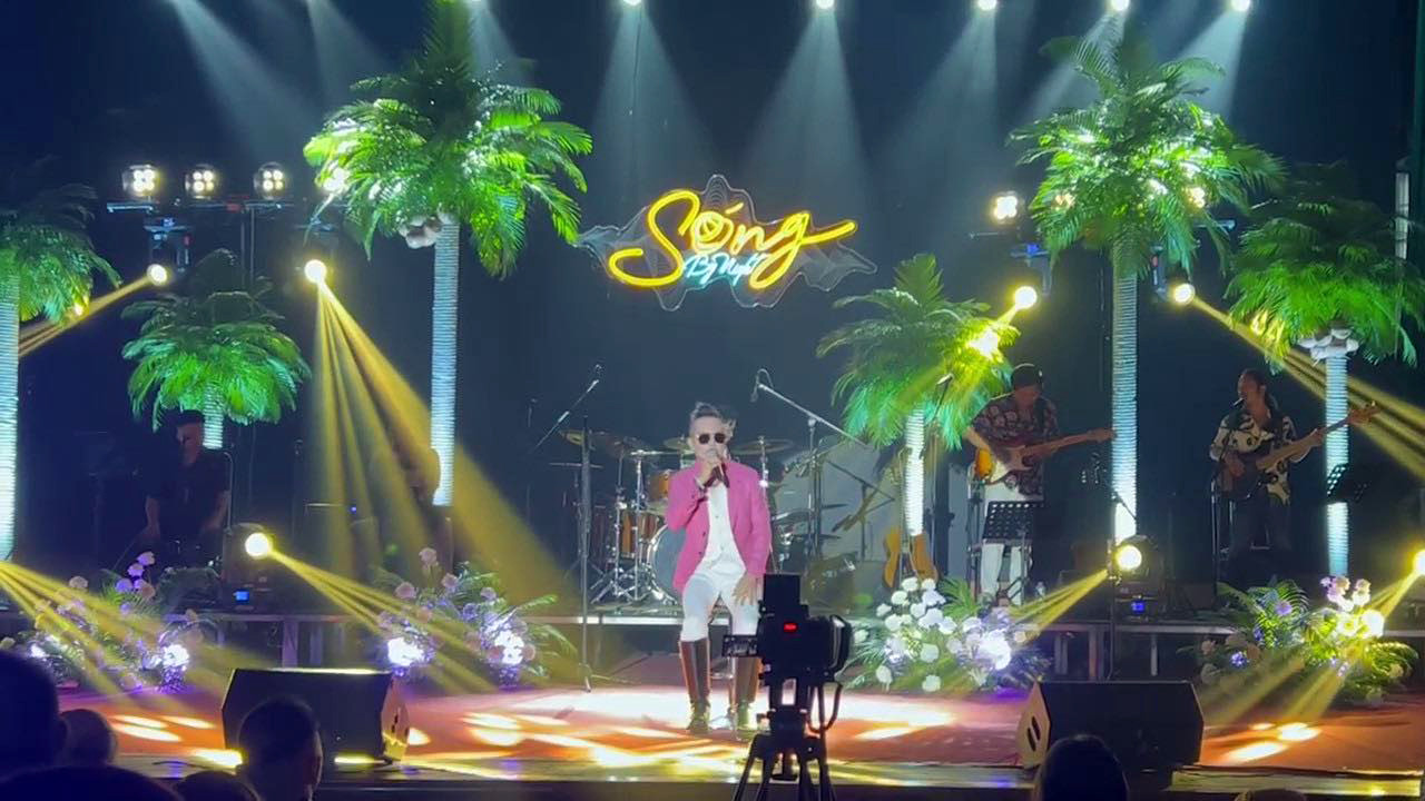 Buổi biểu diễn của ca sĩ Jimmii Nguyễn tại Cung Văn hóa Hữu nghị Việt - Tiệp bị dừng khẩn cấp do chưa được chấp thuận. Buổi biểu diễn của ca sĩ Jimmii Nguyễn tại Cung Văn hóa Hữu nghị Việt - Tiệp bị dừng khẩn cấp do chưa được chấp thuận.