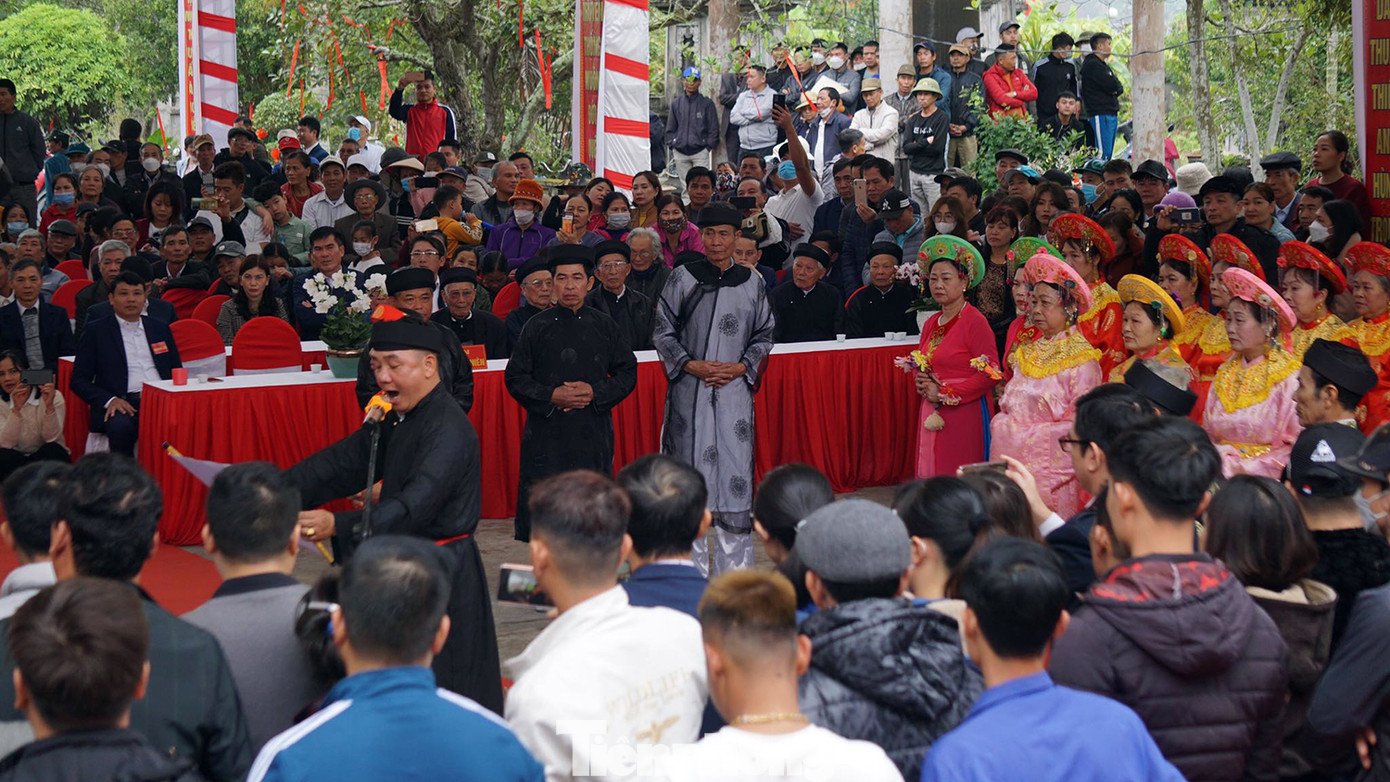 Theo ghi nhận của Tiền Phong, lễ hội năm nay cơ bản như các năm trước khi người có "chức sắc" cao nhất tham gia hội thề là trưởng thôn, phó trưởng thôn cùng các vị cao niên 60-70 tuổi trong làng. Một số cán bộ phụ trách các phòng ban chuyên môn thuộc huyện Kiến Thụy, cán bộ xã tới dự xem. Theo ghi nhận của Tiền Phong, lễ hội năm nay cơ bản như các năm trước khi người có "chức sắc" cao nhất tham gia hội thề là trưởng thôn, phó trưởng thôn cùng các vị cao niên 60-70 tuổi trong làng. Một số cán bộ phụ trách các phòng ban chuyên môn thuộc huyện Kiến Thụy, cán bộ xã tới dự xem.