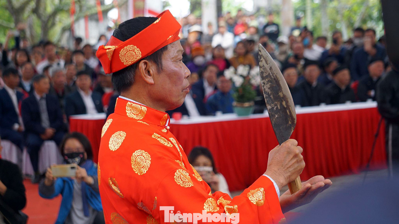 Trưởng thôn Hòa Liễu (xã Thuận Thiên, huyện Kiến Thụy) làm chủ lễ dùng con dao bầu được chuyển từ trên đài thề xuống và dùng động tác "chỉ trời vạch đất". Trưởng thôn Hòa Liễu (xã Thuận Thiên, huyện Kiến Thụy) làm chủ lễ dùng con dao bầu được chuyển từ trên đài thề xuống và dùng động tác "chỉ trời vạch đất".