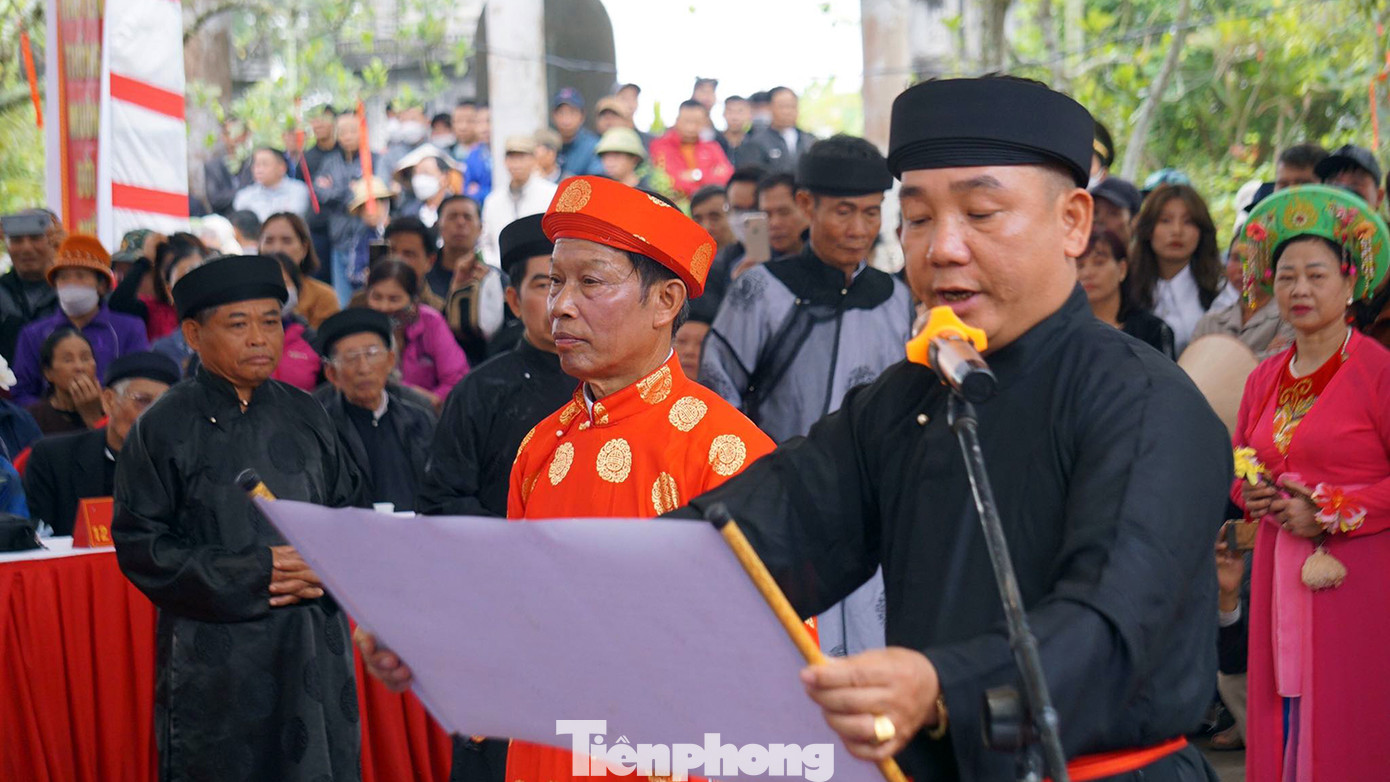 Đại diện tư văn đọc lớn hịch văn Minh thề: "Ai dùng của công xây dựng việc công xin thần linh ủng hộ, ngược lại người lấy của công về làm của tư, xin thần linh đả tử.... làm tôi bất trung, làm con bất hiếu, xin thần linh tru diệt! Y như lời thề". Đại diện tư văn đọc lớn hịch văn Minh thề: "Ai dùng của công xây dựng việc công xin thần linh ủng hộ, ngược lại người lấy của công về làm của tư, xin thần linh đả tử.... làm tôi bất trung, làm con bất hiếu, xin thần linh tru diệt! Y như lời thề".