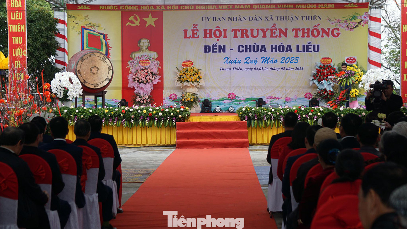 Phát biểu trước khi bắt đầu nghi lễ, ông Phạm Văn Tài - Chủ tịch UBND xã Thuận Thiên cho biết, lễ hội Minh thề có truyền thống lịch sử hơn 500 năm qua. Những lời hịch văn Minh thề ngắn gọn, súc tích nhưng đã nêu bật được giá trị đạo đức, sự chính trực, liêm khiết và mang thông điệp hết sức hợp lòng dân nên được người dân thôn Hòa Liễu gìn giữ cho đến ngày nay. Phát biểu trước khi bắt đầu nghi lễ, ông Phạm Văn Tài - Chủ tịch UBND xã Thuận Thiên cho biết, lễ hội Minh thề có truyền thống lịch sử hơn 500 năm qua. Những lời hịch văn Minh thề ngắn gọn, súc tích nhưng đã nêu bật được giá trị đạo đức, sự chính trực, liêm khiết và mang thông điệp hết sức hợp lòng dân nên được người dân thôn Hòa Liễu gìn giữ cho đến ngày nay.