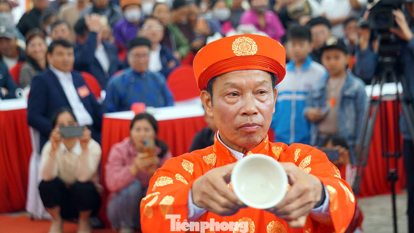 Chủ lễ uống rượu thề trước sự chứng kiến của quan khách, nhân dân sau đó lần lượt các bô lão, người có chức sắc trong làng tham dự cùng uống cạn bát rượu để thể hiện sự đoàn kết, thống nhất cao. Chủ lễ uống rượu thề trước sự chứng kiến của quan khách, nhân dân sau đó lần lượt các bô lão, người có chức sắc trong làng tham dự cùng uống cạn bát rượu để thể hiện sự đoàn kết, thống nhất cao.