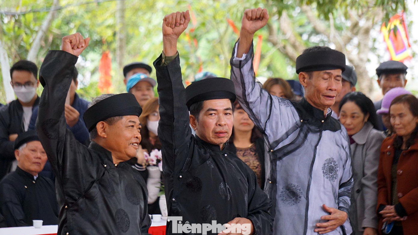 Các bô lão, chức sắc tham gia nghi lễ cùng giơ cao tay hô "xin thề". Các bô lão, chức sắc tham gia nghi lễ cùng giơ cao tay hô "xin thề".