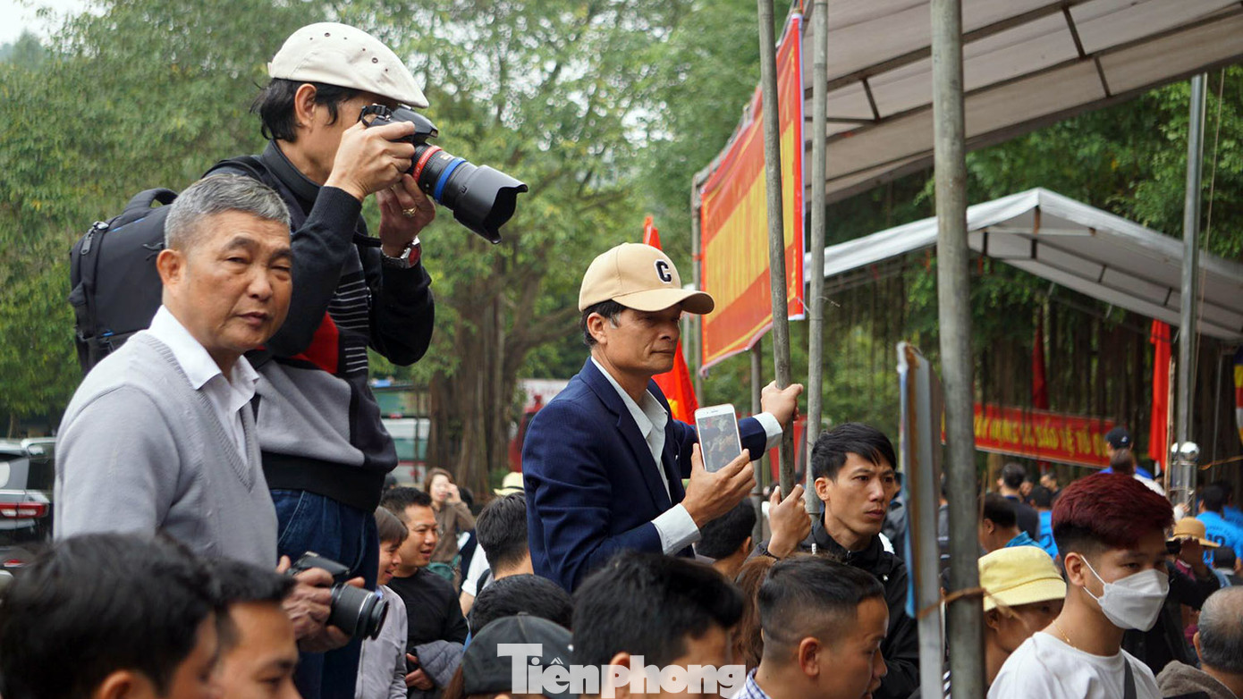 Màn thi đấu pháo đất được hàng trăm người dân, du khách hào hứng cổ vũ. Nhiều người chụp hình, phát trực tiếp trên các mạng xã hội.