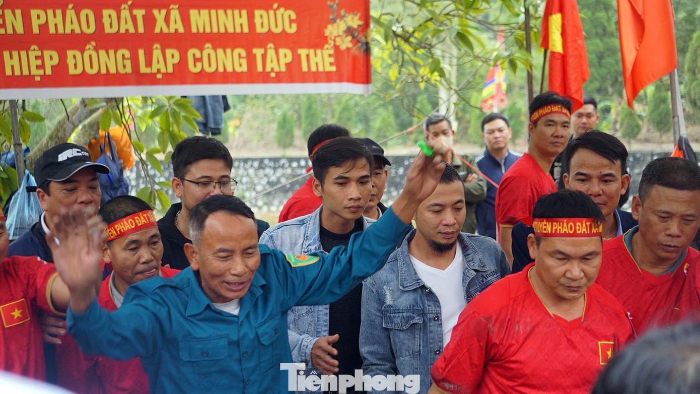 Các thành viên đội thi đấu hò reo, ăn mừng khi những quả pháo đất đội mình có dây pháo dài sau khi gieo.