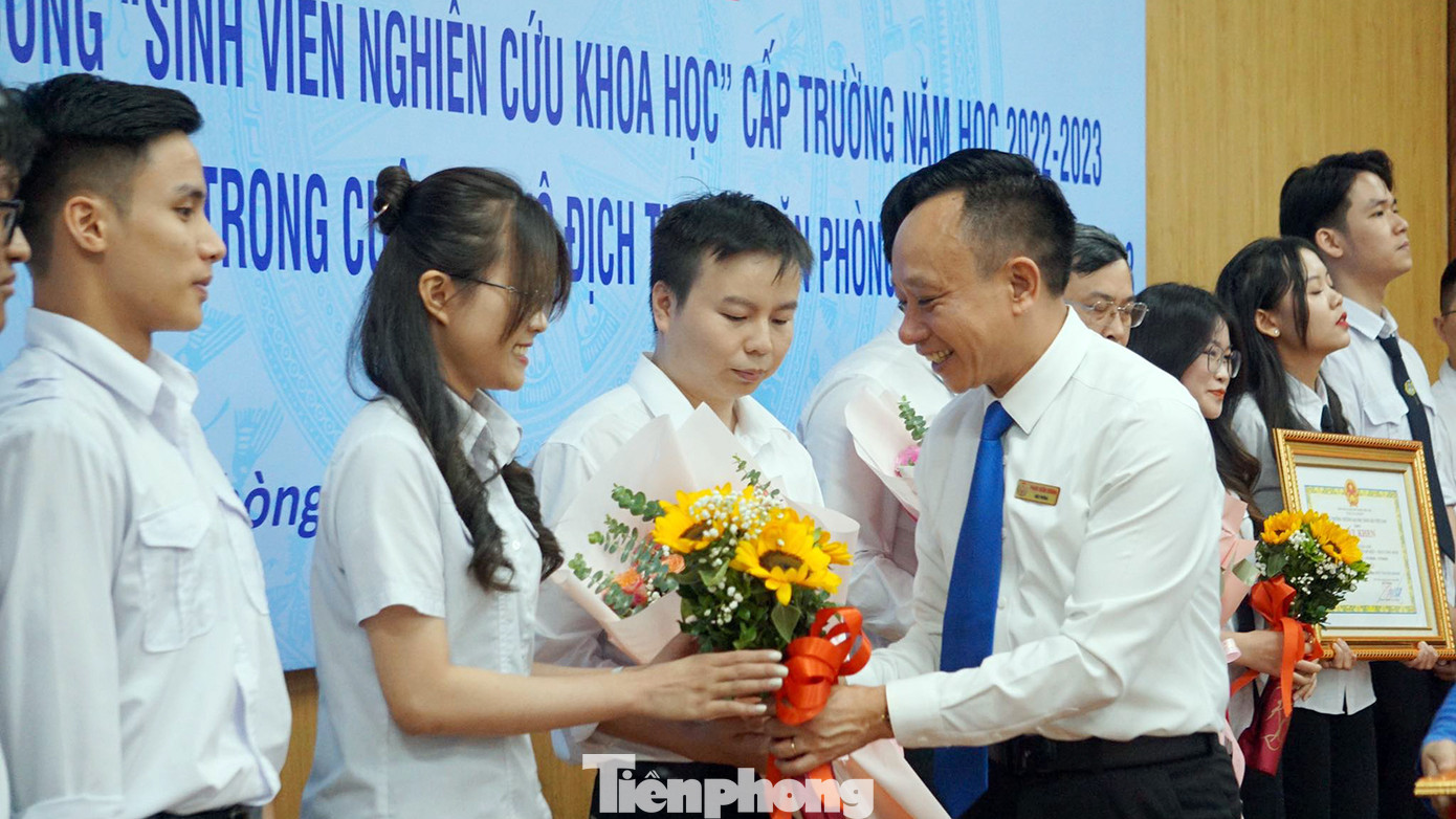 Sinh viên Đại học Hàng hải Việt Nam đạt nghiên cứu khoa học sinh viên cấp trường năm 2022-2023. Sinh viên Đại học Hàng hải Việt Nam đạt nghiên cứu khoa học sinh viên cấp trường năm 2022-2023.