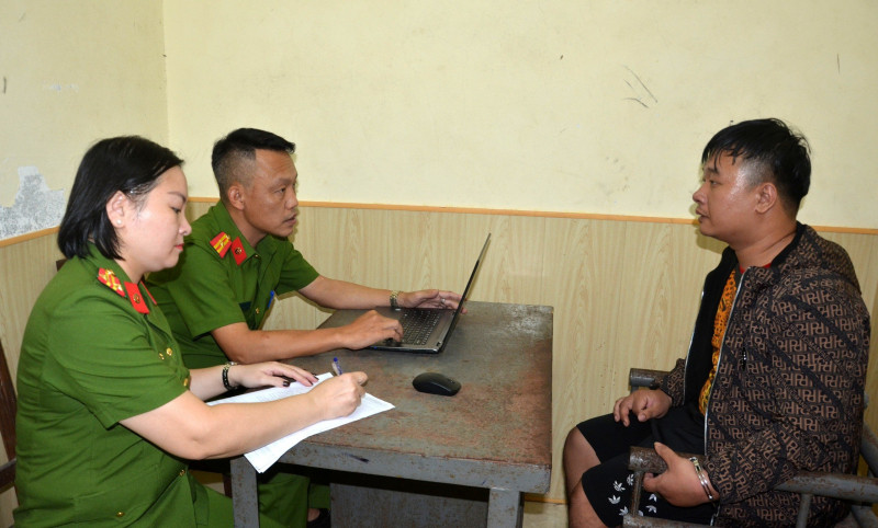 Công an làm việc với các đối tượng liên quan vụ án.