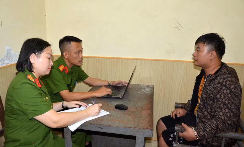 Công an làm việc với các đối tượng liên quan vụ án.