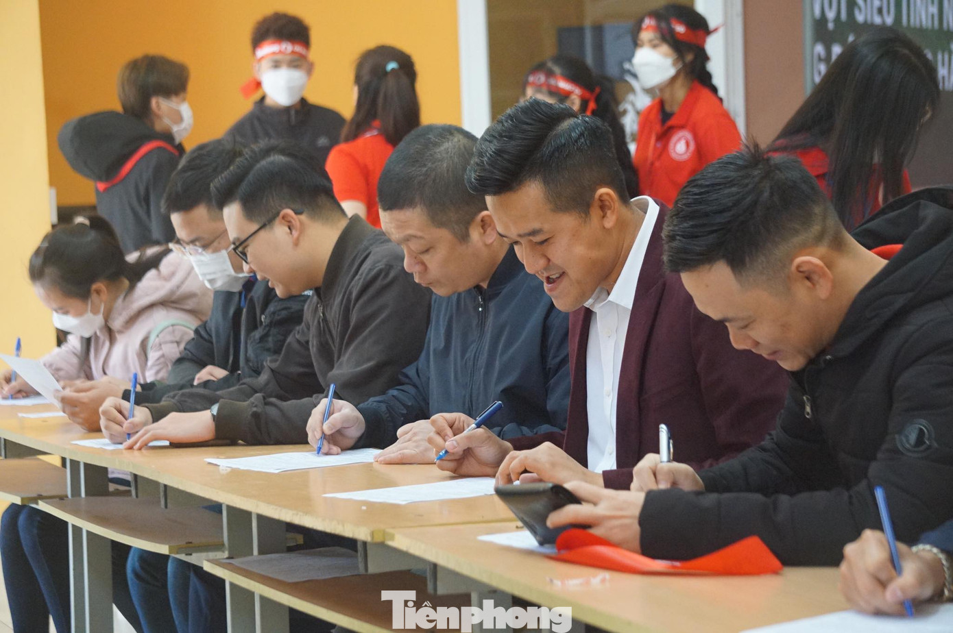 Không chỉ có các bạn trẻ, sinh viên mà ngày hội hiến máu cũng thu hút hàng trăm công nhân, nhân viên văn phòng sống và làm việc tại Hải Dương tới đăng ký san sẻ giọt máu nghĩa tình.