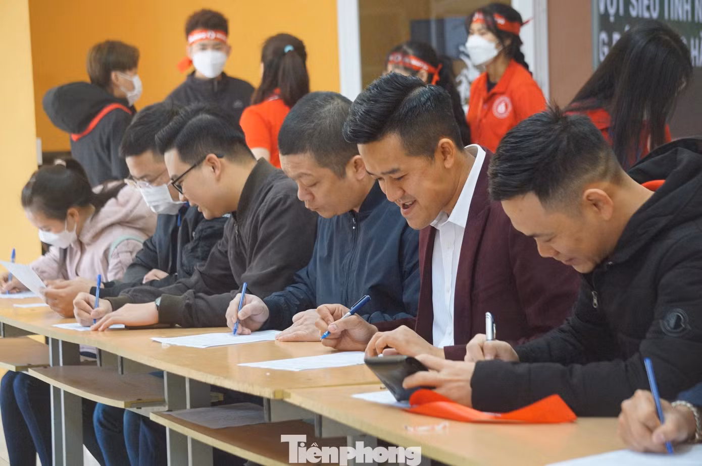 Không chỉ có các bạn trẻ, sinh viên mà ngày hội hiến máu cũng thu hút hàng trăm công nhân, nhân viên văn phòng sống và làm việc tại Hải Dương tới đăng ký san sẻ giọt máu nghĩa tình.