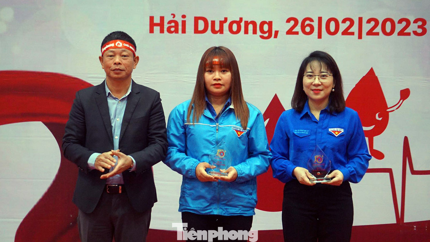 Nhân dịp này, Ban tổ chức Chủ nhật Đỏ lần thứ XV năm 2023 đã trao kỷ niệm chương cho cá nhân, tổ chức tại Hải Dương có thành tích xuất sắc trong công tác vận động và hiến máu.